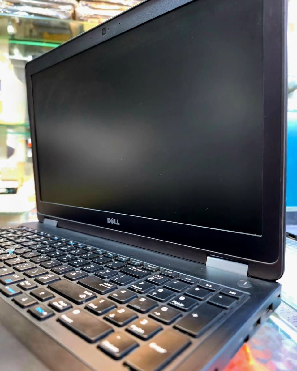 Laptop Dell Latitude E5570
CPU : i7 6th
RAM : 8G
HARD : 256ssd
SCREEN : 15.6"
GPU : AMD Radeon 2G
الملحقات : 
شاحنة اصلية + حقيبة و ماوس
العنوان :
 موصل - المجموعة الثقافية ـ قرب نفق الجامعة - مجمع الغانم
للتواصل : 
***********
***********
