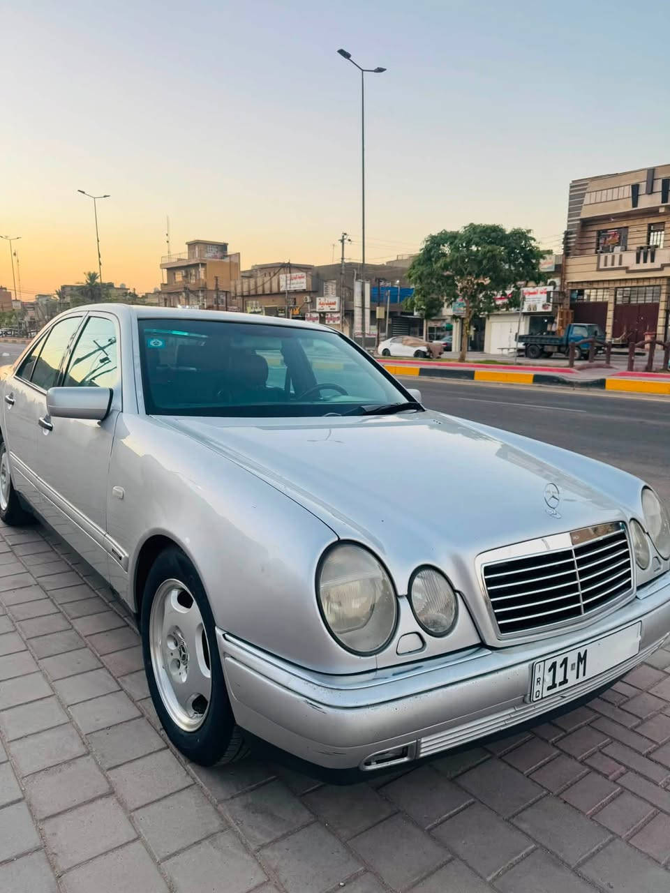 السلام عليكم 

مارسدس ام عيون موديل 98 افنكارد رقم بغداد بأسمي محرك V كير ومكينة مكفولات ماشية 275 الف كيلو 

كشنات جلد كهرباء وتدفئة 
سلايد طكتين
بردة كهرباء
منظومة زنون 
ستيرن كهرباء
زراك لايت 
مري شفط وتحكم 
جنطة كهرباء 
تچاوي  كهرباء 
تبريد شغال قطعتين 
شاشة بلادية بلوتوث 

السيارة مكفولة من العيب الشرعي وغرفتها بلادية نظيفة جدا وكلشي شغال 
صبغ جاملغ خلفي والسيارة بيها جراد بسيط بالقمارة  

السعر 105 وبيها مجال ومكاني حي اور 

***********
