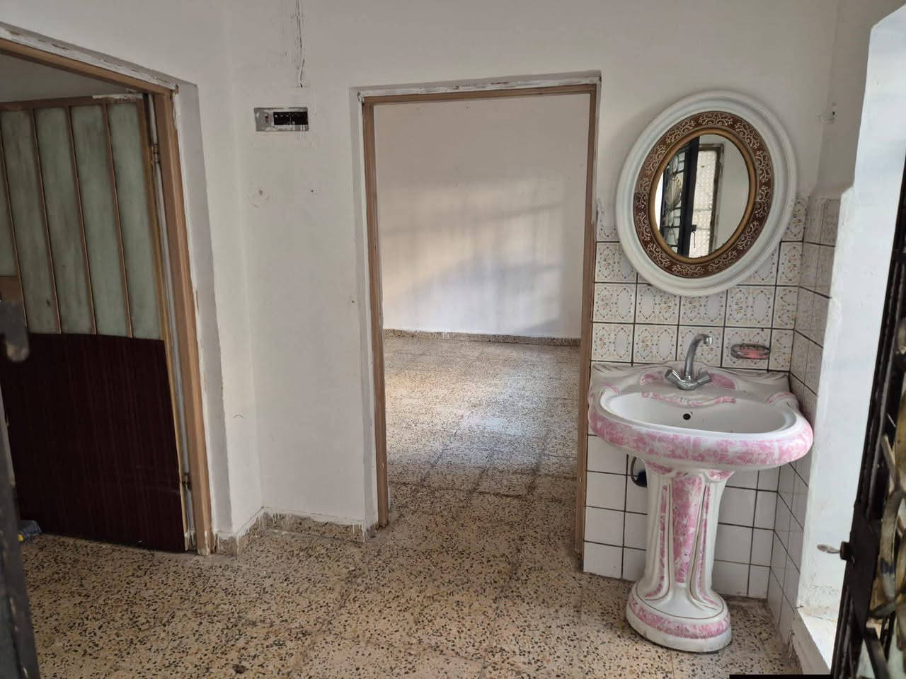 اعلان متوفر بيت للايجار طابقين في منطقة الجمعية مقابل الفرع  احمد كرستال للاثاث مساحتة 250 متر يتكون من الطابق الارضي كلدور واستقبال وهول وصالة وغرفة نوم ومطبخ ومجموع حمامات داخلية وخارجية حديقة كراج أما الطابق الثاني فيتكون من غرفة نوم وصالة ايجارة 500الف للاستفسار ***********
