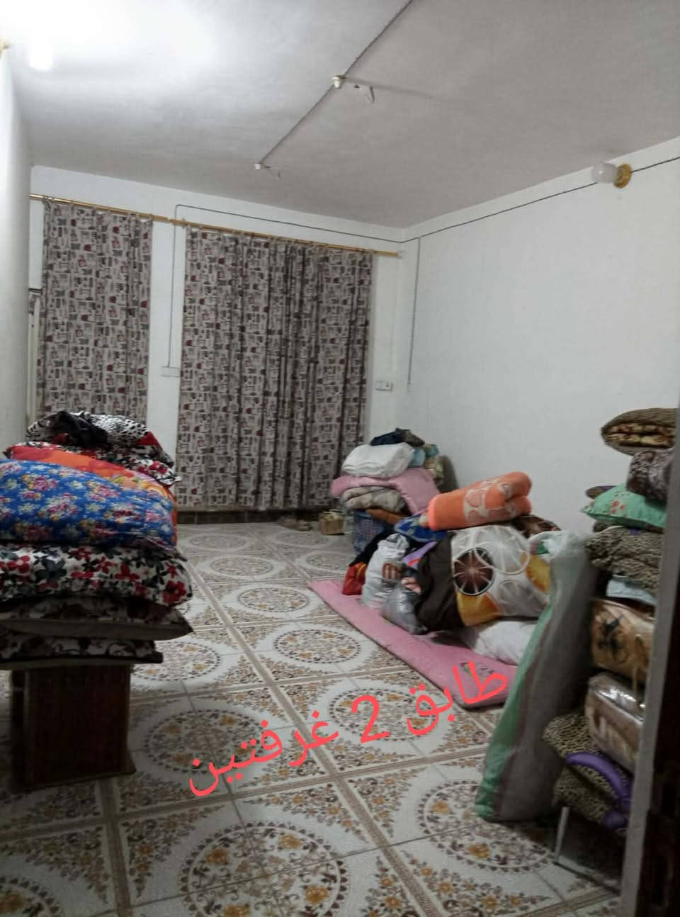 السلام عليكم...دار للبيع المساحه 400 متر طابو زراعي سند 25 ..طابقين 4 غرف نوم مع 3 مجمعات صحيات واستقبال ومطبخ مع طارمه وحديقه ...العنوان حله...مطاعم الجمجمة خلف المحكمة الجديدة شارع سنتر بندقه قبل شارع مطعم السجاد ...منطقه هادئه جدا وقريبه على الشارع العام مولات ومطاعم 
السعر 140 مليون وبي مجال والي يحب معلومات اكثر وصور للدار يدخل خاص أو واتساب ***********
