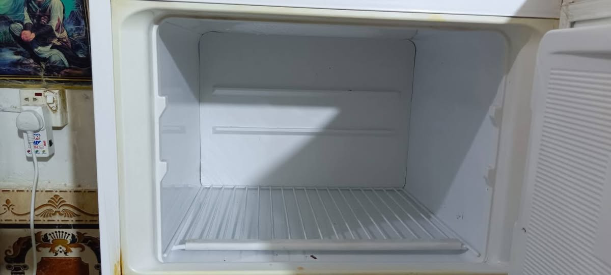 ثلاجة للبيع  وتبريد شغال فول وكامل الثلاجة فقط بيها يمكن طبك كهربائي لان من تلمس دولكة بل فريز اكو مثل النتلة الخفيفة  كلش ومو دوم ونضيفة كلش 
ابيع كوم حديد 
سعرها ١٠٠ وبيها مجال 
عنواني ديوانية حي العسكري
***********
