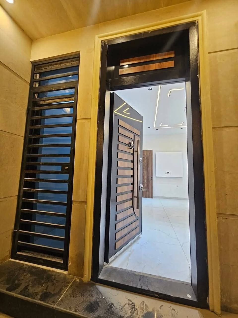 #للبيع في #حي_الجهاد_المخابرات  📌 🌏
دار ١٠٠ متر واجهة ٥م مدخلين زيرو
غير مسكون فول الفول موقع مميز

 يحتوي الدار على هول صالة منور 
مطبخ وخدمات عدد 2 غرف نوم 

عدد ٣ ومنور للاستفسار اتصال & 
واتساب ☎️ 
***********
