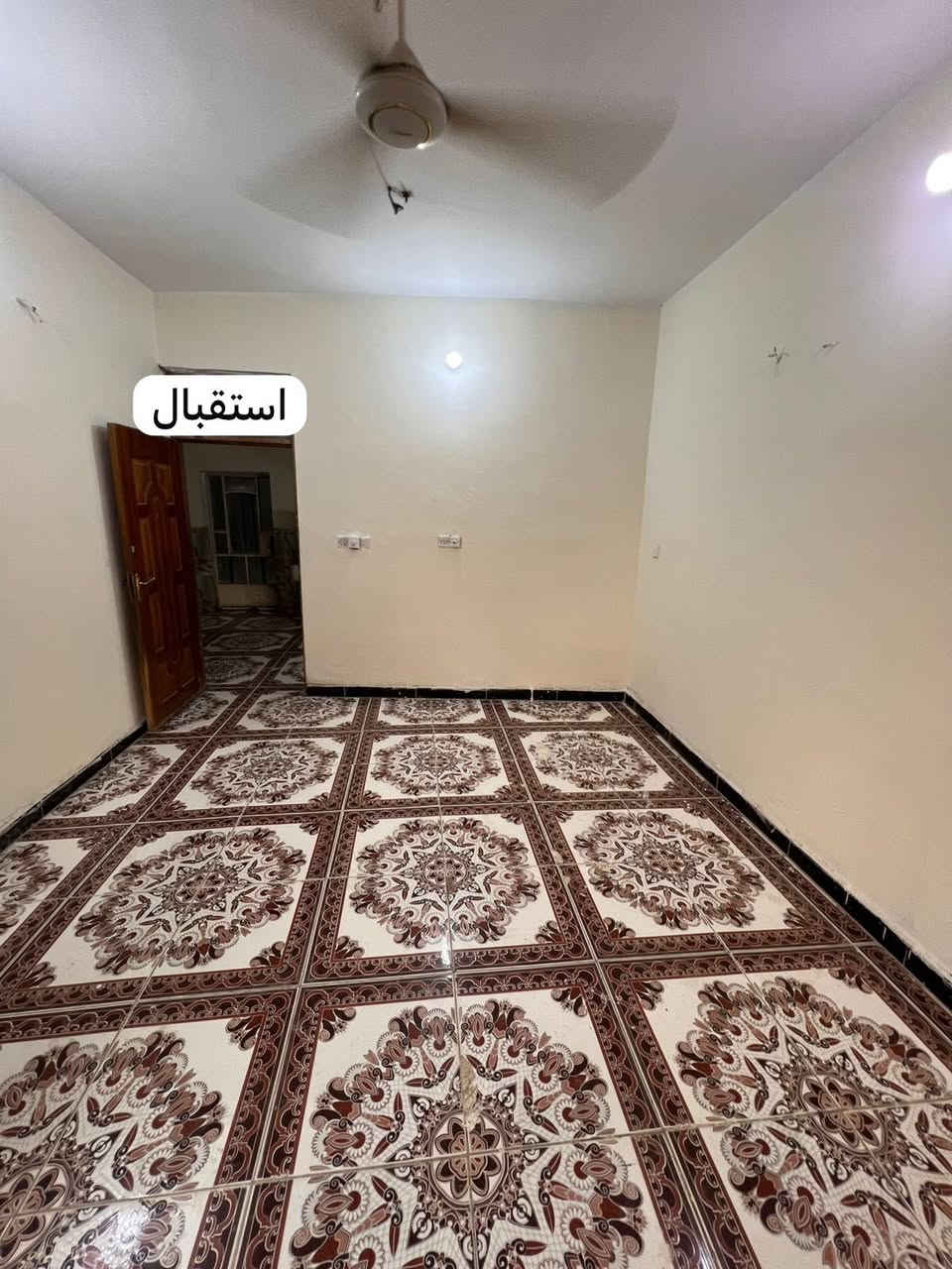 ‏بيت إيجار مساحة 100 متر طابقين يحتوي على ثلاث غرف نوم وصالة مطبخ خدمات بناء حديث مكان شارع النسائم قرب أسواق لبنان سعر 600 وفي مجال بسيط ￼ *********** اتصال رقم المكتب
