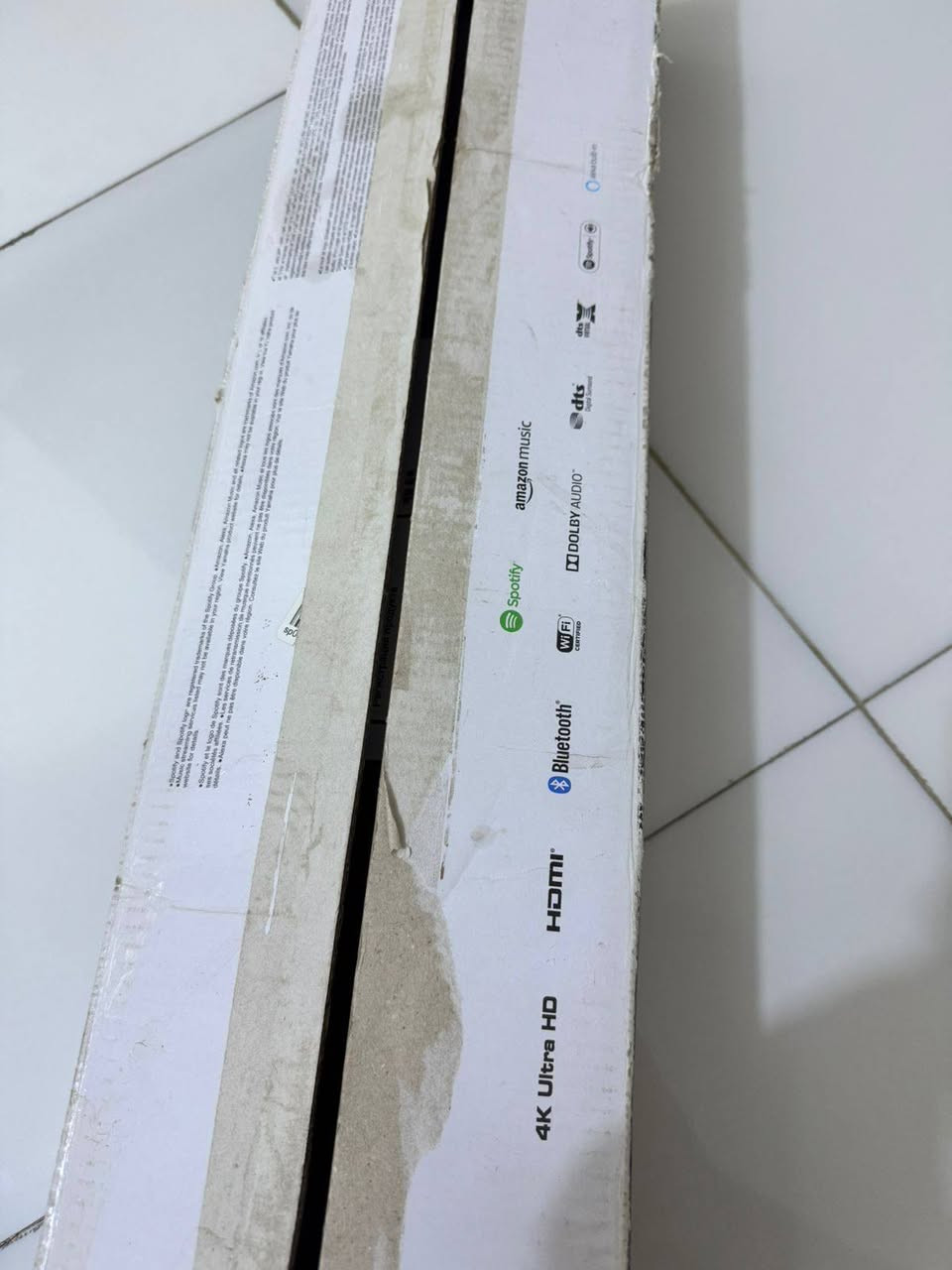مكبر الصوت (Soundbar) من شركة Yamaha، وتحديداً موديل YAS-109.يتميز هذا الجهاز بتقديم تجربة صوتية محيطية مدمجة وممتازة للشاشات والمنازل.أبرز مواصفات ومميزات Yamaha YAS-109:صوت محيطي ثلاثي الأبعاد: يدعم تقنية DTS Virtual:X لمنحك تجربة صوت سينمائي ممتازة وتوزيع صوتي يشعرك بالعمق.مضخم صوت مدمج: يحتوي على مضخمي صوت (Dual Subwoofers) مدمجين بداخل التصميم النحيف، مما يغنيك عن الحاجة لصندوق مضخم منفصل ويحافظ على ترتيب المكان.قوة الصوت: يمنحك قدرة إجمالية تصل إلى 120 واط لتغطية الغرفة بصوت قوي ونقي.تقنية الصوت الواضح (Clear Voice): ميزة مخصصة لرفع صوت الحوارات والكلمات في الأفلام والبرامج لتبدو واضحة ومفهومة دون الحاجة لرفع الصوت العام.التحكم الذكي والاتصال: يأتي مدمجاً بمساعد Amazon Alexa الصوتي للتحكم بالأوامر الصوتية، ويدعم الاتصال عبر البلوتوث والـ Wi-Fi لبث الموسيقى مباشرة من هاتفك أو عبر تطبيق Spotify.المنافذ: يحتوي على منفذ HDMI ARC لتوصيله بالتلفزيون مباشرة والتحكم به من خلال ريموت التلفاز نفسه، بالإضافة لمنفذ بصري (Optical). 

فحم فحم جديد بلوك بس ما يشتغل


**إذا كنت صاحب هذا الإعلان وتريد حذفه لأي سبب، رجاءا أرسل رسالة إلى الدعم الفني**
