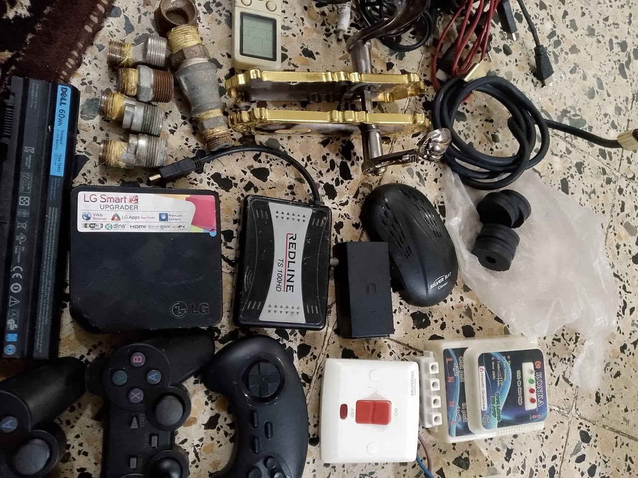 السلام عليكم غراض كهربائيه عاكسه +سيار+يدات ابلي+يدات باب+والباقي كدام العين سعرهن مناسب***********
