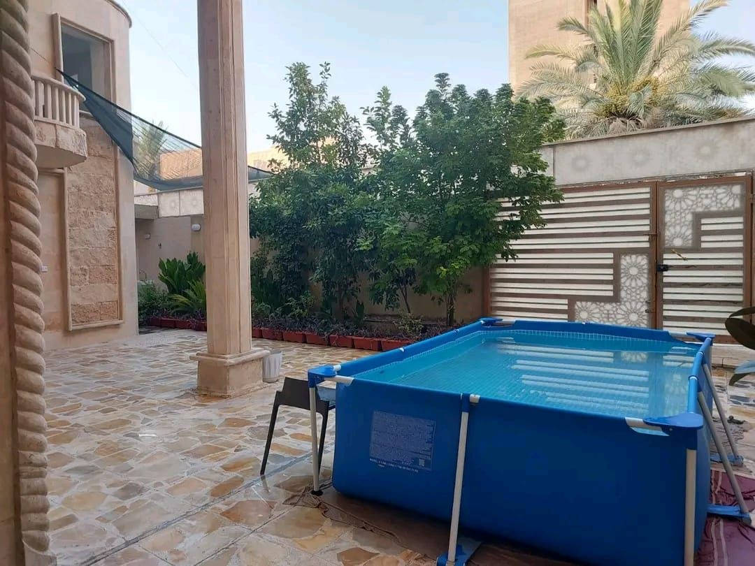يوجد بيت للبيع 
الكاظمية دور الضباط قريب من شارع العام ٦٠
الفرع الاول لمركز العقم
مساحة ٣٠٤ متر  
البناء نظيف جدا 
بيت بناء مسلح وحجر طبيعي 
واجهة البيت ١٧ متر 
طابقين ونص 
يحتوي على ٦ غرف نوم
ومطبخ وصاله وهول واستقبال كبيره 
٤غرف مخزن و٤ صحيات و٢ مناور
للتواصل اتصال فقط الرقم ‎***********
