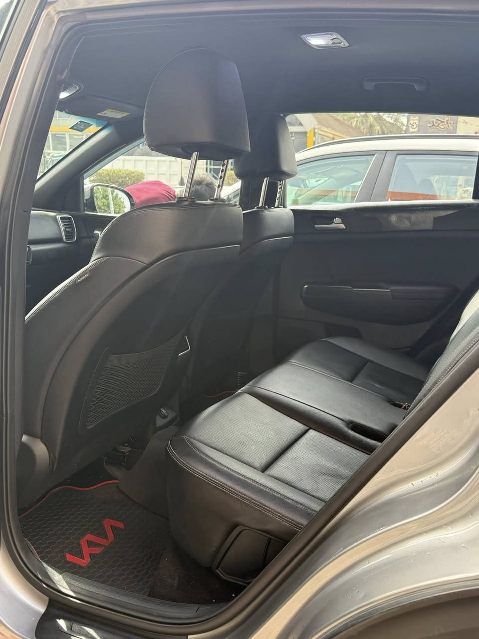 السلام عليكم كذا سبورتج 2021 أمريكي بدون ايرباك حادثه 
بنيد فقط صور الحادث موجوده بس باخين كلير فقط في الجاملغ 
السياره 
مكينه 2400
كشنات جلد 
رادار امامي
نقطه عمياء 
قطعتين تبريد 
بعد هواي موصفات 
الاتصال ***********
