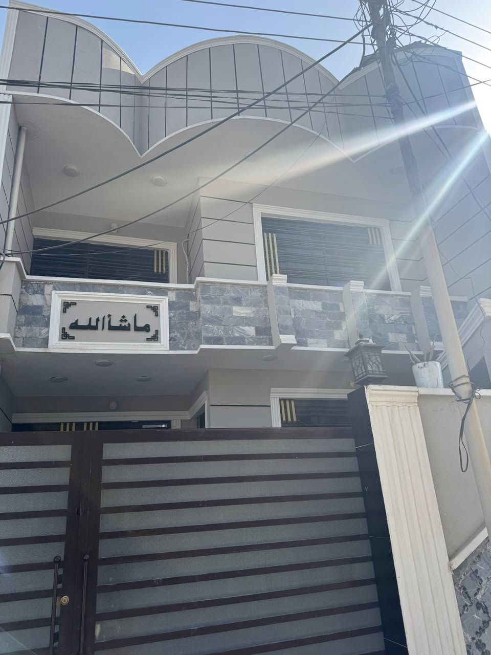 السلام عليكم بيت مساحه 150واجه 7.5نزال20الموقع حي الشرطه قرب جامع الشكور طابو زراعي سند25لبيت كله سيراميك متوازي على بيعه وهذا رقمي***********
