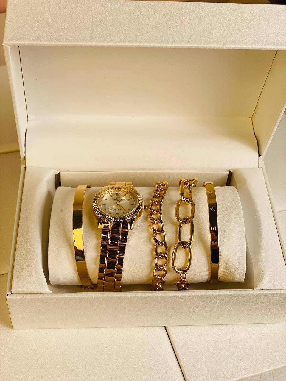 بوكس 🎁 سيت ساعة نسائي
اللون ذهبي يحتوي على. 
ساعة * و سوارات عدد 4  *  طلاء ثابت 💯🔥
بوكس نسائي نازك ♥️
مع علبه خاصه ومميزة

مميزات البكج. 
✅ماكنة ياباني
✅طلاء ثابت
✅ضد الماء
✅ضد الخدش


**إذا كنت صاحب هذا الإعلان وتريد حذفه لأي سبب، رجاءا أرسل رسالة إلى الدعم الفني**