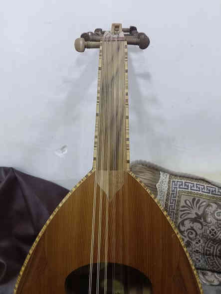 آلة العود نوع الخشب (زرياب سوري) صنع عراقي نوعية اصليه 
استخدام ايام فقط بعده جديد ( ويه جنطة جلد اصلية+ ريشة للعزف+ اوتار احتياط + كورس تعليمي مكون من ٨ فديوهات ) الي حاب يشتري يجيني خاص نتفاهم 
" محتاج مبلغ والا ما ابيعه " 
#العنوان_حديثة_الرفاعي
#السعر ١٥٥ الف وبي مجال بسيط
#الرقم***********2
