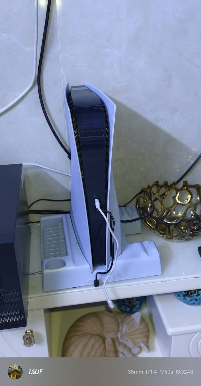 السلام عليكم بلي5فات غير مفتوح وغير مصلح كامل ملحقات جوستكات 2اصلي ابيض فقط السعر 625الف بدون عملة  مع التوصيل كافه المحافضات 
للتواصل***********

