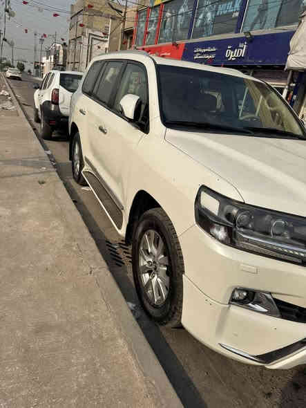 السلام عليكم 
لاندكروز مديل 2018
وايت اديشن 
السيارة فول مواصفات
محرك 8 سلندر 4600
ماشيه 140الف 
بيه صبغ اثار شخوط بدون معجون فقط جاملخ معجون وباقي رش

السعر 435$
العنوان بغداد حي جهاد 
الاستفسار
***********
