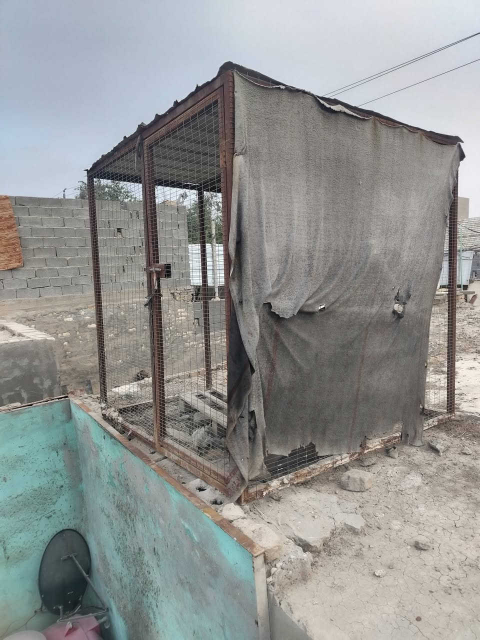 السلام عليكم حديد مع قفص للبيع كما موضح بصوره مكاني مدينه الصدر *********** ب ٢٠٠
