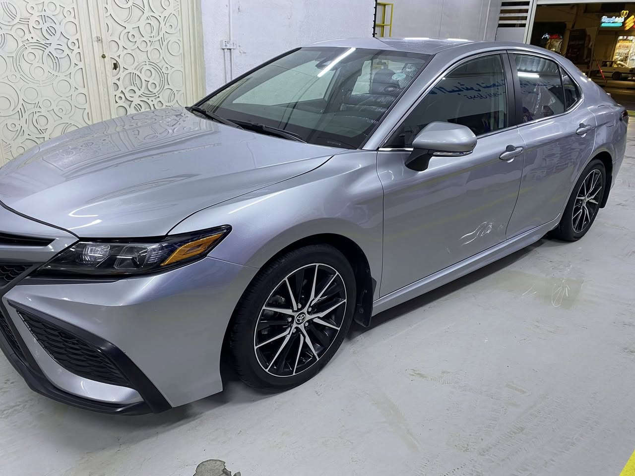 السلام عليكم
تويوتا كامري se 
الموديل :٢٠٢٣
العداد:٣٥ الف ميل
اللون: رصاصي فاتح 
الرقم: اربيل ب اسمي سنويه ٢٠٣٠ 
تحويل وكاله مباشر 
الضرر: سياره كلين تايتل واكعه من التاير اليمنى بحفره وطاكات ايرباكات البرده فقط /قطرة صبغ مابيها 
واضحه صور التقرير مالها
المواصفات:- 
كشنات جلد اسود 
كشن تحكم كهرباء
رادار امامي 
كاميرا دواره 
لايت زنون 
٣ انظة قياده
رود سستم 
///
السياره اني مستوردها ع ايدي 
////
فقط بيها طخه خفيفه ب باب السايق وعايفها ع وضعها ما تبين ١٠٠٪؜  + بيها طخه ب الباب الخلفيه اليمنى الخلفيه بنهايتها شعفوره صغيره
السياره خير من الله ما تحتاج ربع مصرف 
////
السعر ٢٢.٥٠٠$  بيها مجال 
الرقم ***********
