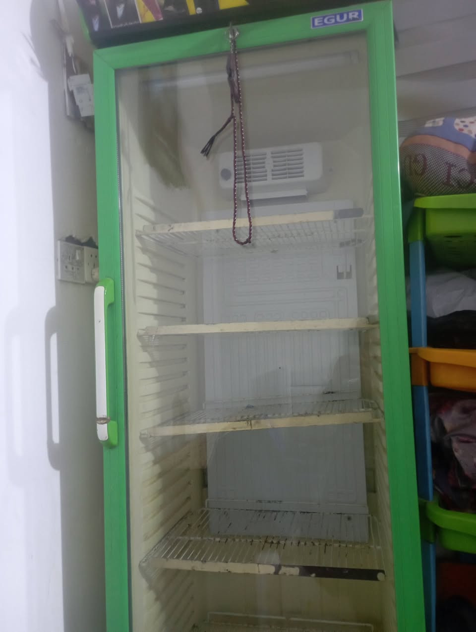 ثلاجه السعر ٢٤٠ وبيها مجال   ***********
