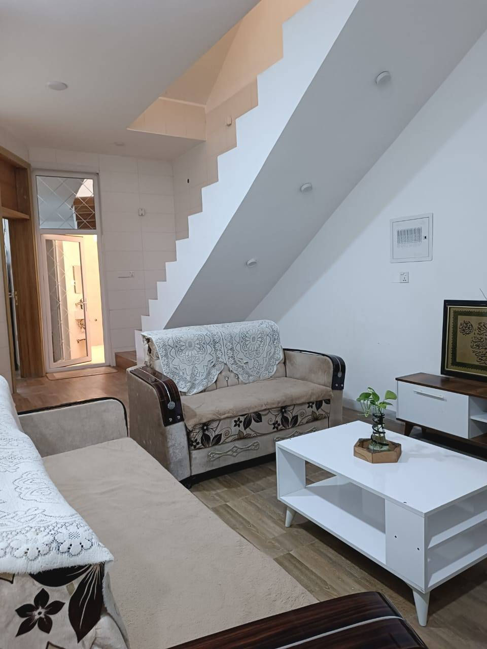 بيت بناء حديث طابقين طابو زراعي سند 25 مساحته 135 متر بيت جاهز على اخار حبايه كافت الخدمات يمه عرظ الشارع ١٠ متر كله تبليط جوره ذهب كله موظفين الموقع بزوير بلتقسيم الجديد مال ام خالد سعره 140 بي مجال الاستفسار عن هذا الرقم *********** البيت يتكون من 4 غرف نوم صاله جبيره كلدور جبير مناور صحياة اكبار خارجيه داخليه مطبخ حار بارد
