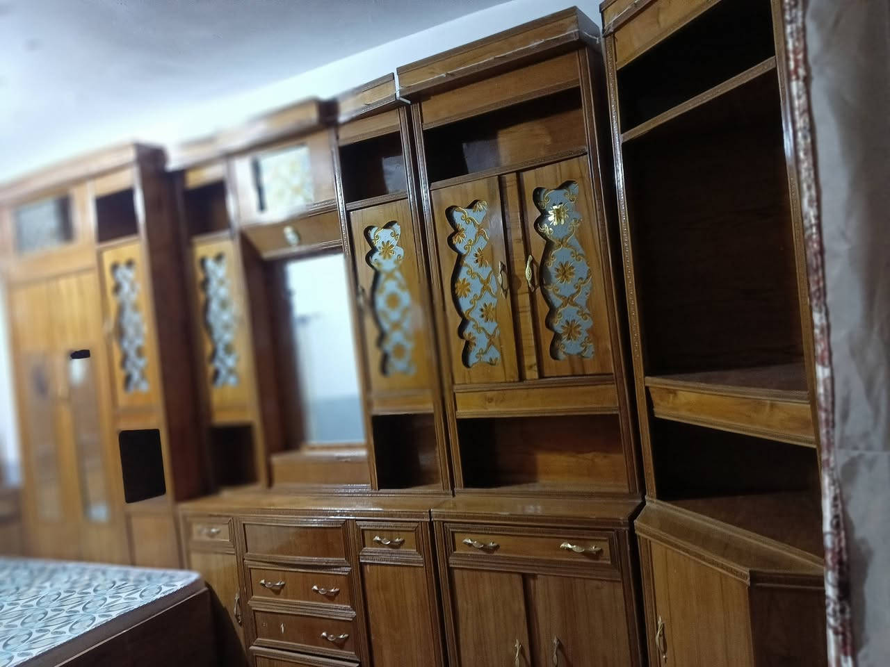 بسم الله اخوان السلام عليكم ورحمة الله وبركاته طبعن من رخصت ادمن يوجد غرفة نوم نضيفه كلش مثل ماموضح بل صوره  الشراي خل يتواصل على هاذا الرقم *********** العنوان القائم حصيبه مقابيل الجنسيه وشكرأ

