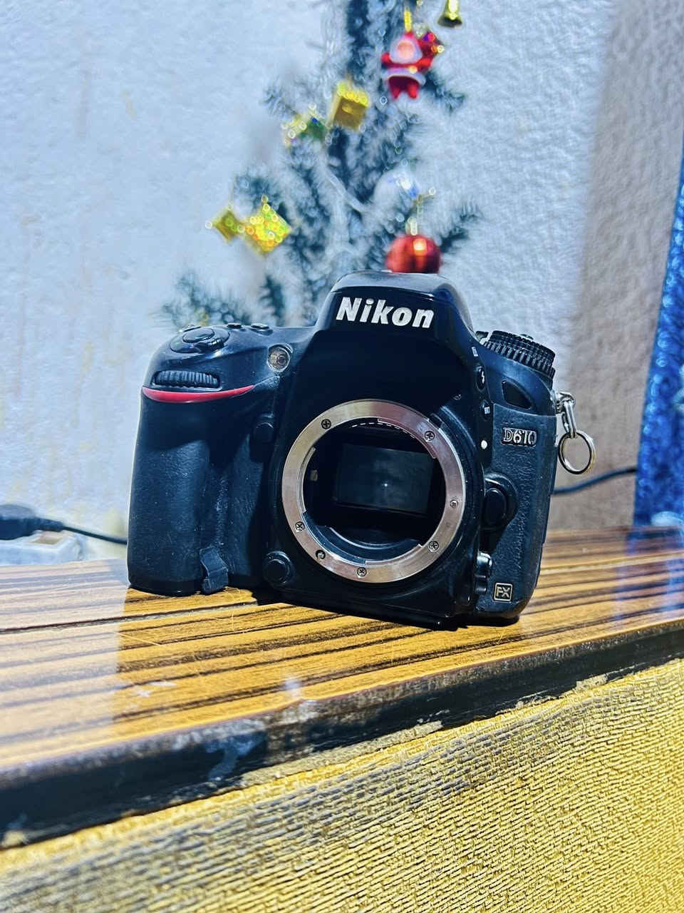 كأمره نيكون 610فول فريم المعروف لا يعرف. كامره كلش حلوه صورتهه تخبل مال واحد محتاج كلش.  وعدسه 300/70 و هذا نسيت اسمه ينحط جوه كامره.    ورام.    سعر 550الف. بدون هذن بس بدي 450الف.  شراي خاص فقط المكان البصره القبلة حي المهندسين رقم ***********فقط وتساب
