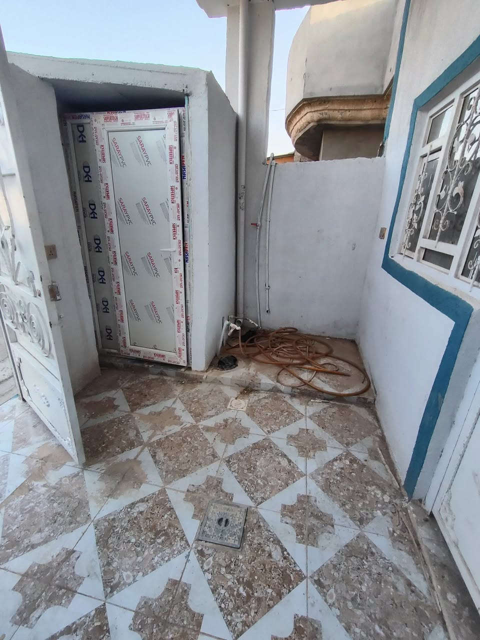 دار سكن للبيع جلولاء حي المعسكر 

يحتوي على استقبال 5*4 وغرفة نوم 5*4 ومطبخ 4*4 وصالة 
حمام داخلي وصحيات خارجية 
فول سيراميك الارضية 
المساحة 130 متر 
البيت حالياً مؤجر ب 130 الف 
السعر مناسب 28 بي مجال بسيط 

للاستفسار ***********
