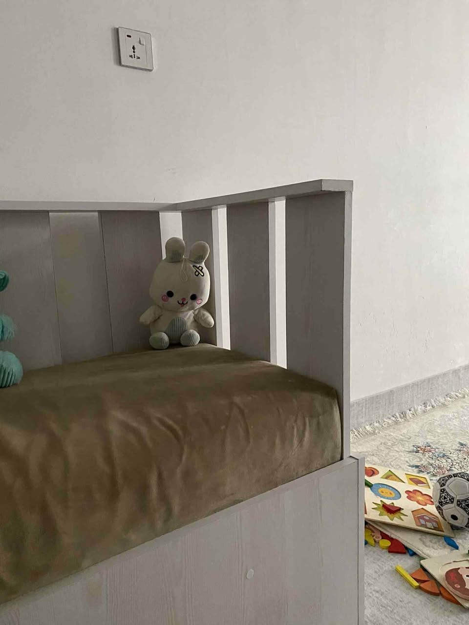 زۆر تازەیە و تۆکمەیە  دەسکردە بازاڕی نیە
درێژی١٤٥سم
پانی ٦٠ سم  
بەرزی٨٤سم 
دۆشەکی لەگەڵە ژێرەکەی ئەتوانرێ وەک مەخزەنێک بەکار  بێنی السليمانية, العراق


**إذا كنت صاحب هذا الإعلان وتريد حذفه لأي سبب، رجاءا أرسل رسالة إلى الدعم الفني**