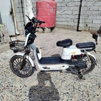 دراجة شحن البيع نقصة بس بطاريات  شغالة الي يريدة يراسلني خاص او على رق...