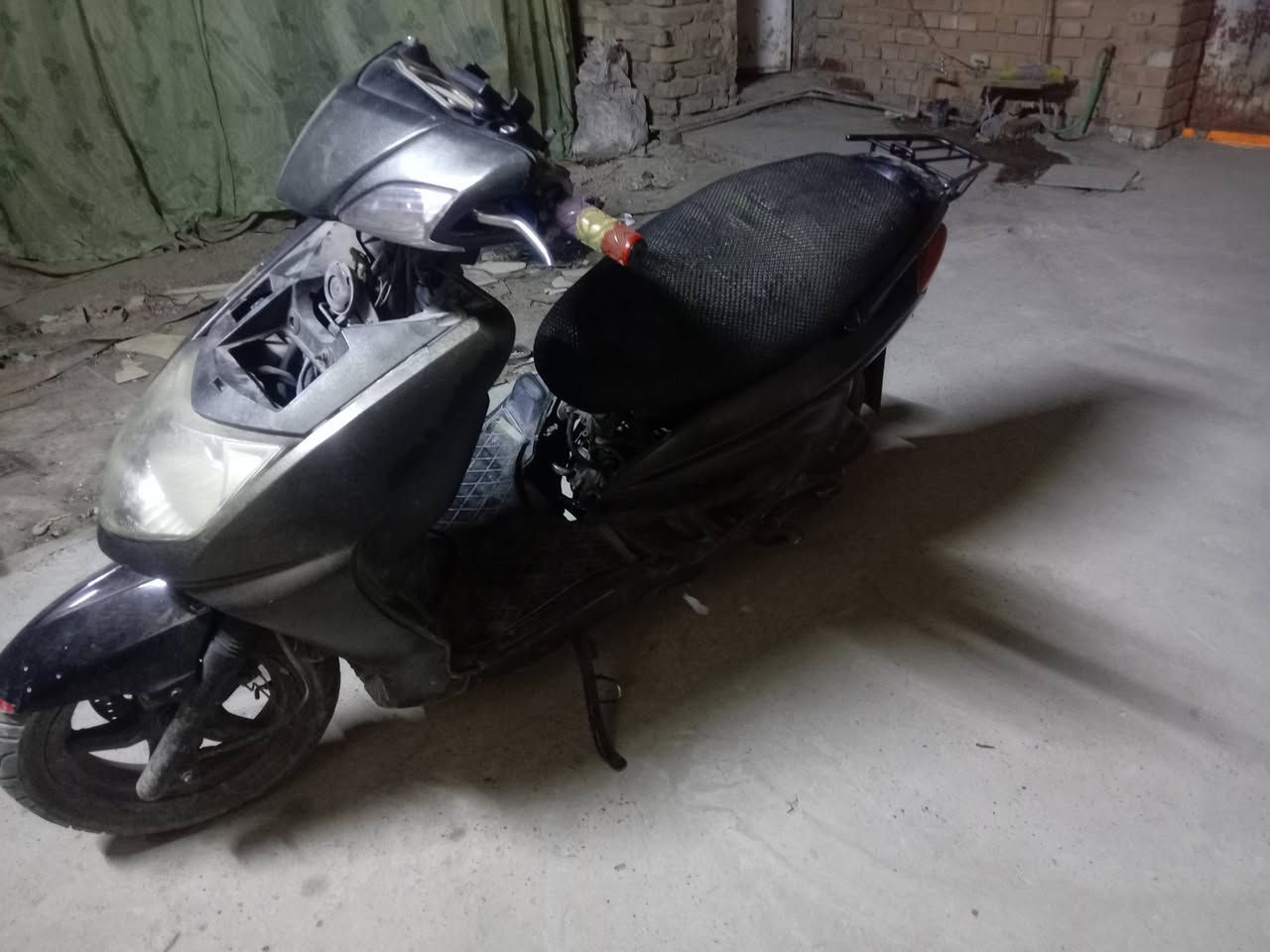 سلام عليكم سكنس نثية دراجة خير من الله شلعة معدل كهربائيات كلها شغالة سلف هندر وعداد سرعة عداد بانزين اشاير  السعر 250 وبيها مجال *********** بغداد مدينة الصدر بجمها الامامي موجود
