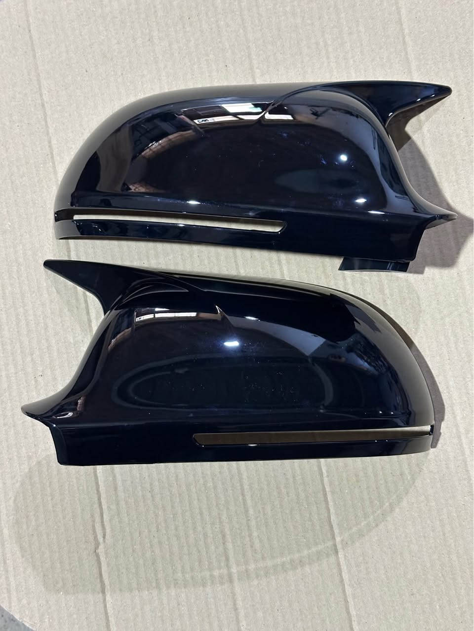 عربي:
أغطية مرايا بتصميم باتمان باللون الأسود اللامع (Glossy Black) لسيارات أودي (Audi)
تفاصيل المنتج:
 التصميم: تصميم رياضي مميز (Batman / M Style) يمنح السيارة مظهرًا هجوميًا وأنيقًا.
 اللون: أسود لامع عالي الجودة (Glossy Black) مقاوم للعوامل الجوية.
 الموديلات المتوافقة (شاصي B8 / C6 / D3):
 أودي A4 / S4 (موديلات 2009 - 2012)
 أودي A5 / S5 (موديلات 2009 - 2011)
 أودي A6 / S6 4F C6 (موديلات 2009 - 2011)
 أودي A8 / S8 D3 (موديلات 2008 - 2010)
 أودي A3 8P (موديلات 2008 - 2010)
 أودي Q3 / SQ3
 طريقة التركيب (Add-on): تركيب مباشر وسهل فوق أغطية المرايا الأصلية، يأتي مع المنتج شريط لاصق بوجهين (Double-sided tape) قوي لتثبيت محكم دون الحاجة لأي تعديل.
 محتويات العبوة: زوج واحد (الجانب الأيمن والأيسر) + شريط اللاصق.

کوردی:
کاڤەری ئاوێنەی باتمان ڕەنگی ڕەشی بریقەدار (Glossy Black) بۆ ئۆتۆمبێلەکانی ئۆدی (Audi)
وەسفی بەرهەم:
 شێواز و دیزاین: دیزاینی وەرزشی مۆدێل باتمان (Batman Style / M Look) کە شێوازێکی زۆر سەرنجڕاکێش و هێرشبەرانە بە پێشەوەی ئۆتۆمبێلەکە دەبەخشێت.
 ڕەنگ: ڕەشی بریقەدار (Glossy Black / Piano Black) بە کوالێتییەکی بەرز کە لەبەرامبەر کاڵبوونەوە خۆڕاگرە.
 مۆدێلە گونجاوەکان (Audi B8 / C6 / D3 Chassis):
 Audi A4 / S4 (مۆدێلەکانی 2009 بۆ 2012)
 Audi A5 / S5 (مۆدێلەکانی 2009 بۆ 2011)
 Audi A6 / S6 4F C6 (مۆدێلەکانی 2009 بۆ 2011)
 Audi A8 / S8 D3 (مۆدێلەکانی 2008 بۆ 2010)
 Audi A3 8P (مۆدێلەکانی 2008 بۆ 2010)
 Audi Q3 / SQ3
 شێوازی بەستن (Add-on Style): بەستنی زۆر ئاسانە و ڕاستەوخۆ دەلکێنرێت بە سەر ئاوێنە ئەسڵییەکەدا. پاکەتەکە شریتی لکێنەری دووڕووی (Double-sided tape) لەگەڵدایە بۆ جێگیرکردنێکی توندوتۆڵ.
 ناوەڕۆکی پاکەت: یەک جووت کاڤەر (لای چەپ و لای ڕاست) + شریتی لکێنەر. السليمانية, العراق


**إذا كنت صاحب هذا الإعلان وتريد حذفه لأي سبب، رجاءا أرسل رسالة إلى الدعم الفني**
