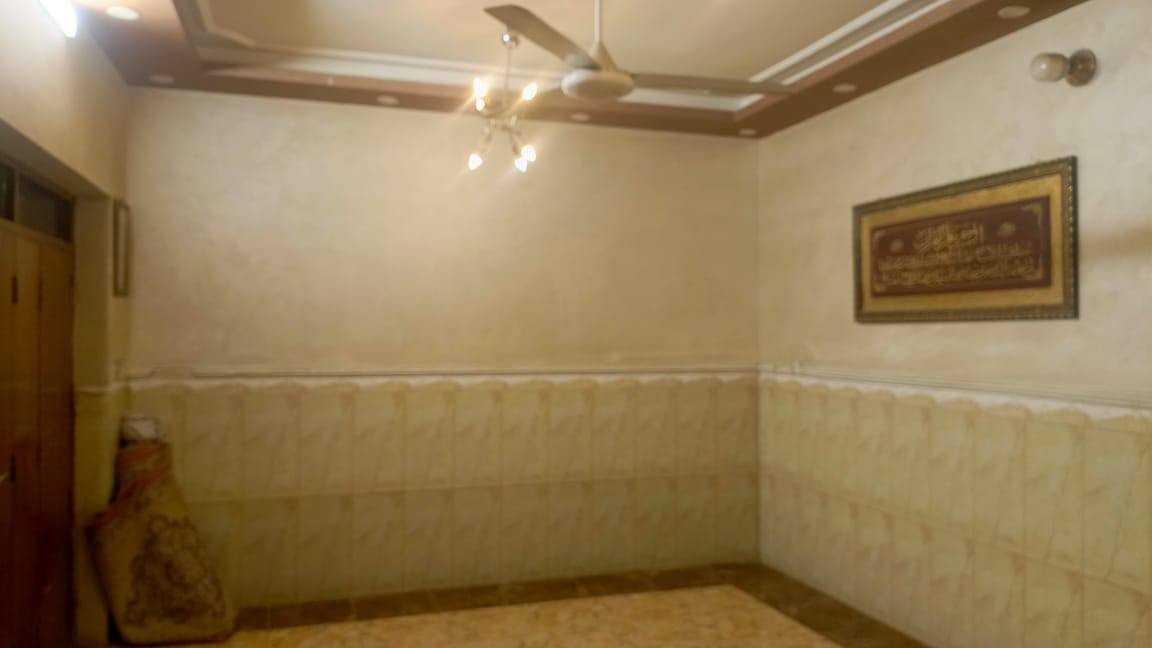 السلام عليكم دار للبيع طابوا ملك صرف
الموقع البلديات الضباط خلف الصحفيين
المساحة 158م جبهة ثمانية ونص يحتوي طابقين ونص +5غرف نوم يكفي 3 عوائل مع حديقه داخليه وخارجيه مع اسواق وتشجير 
مقابل البيت المساحة 200م
السعر 320مليون وبيه مجال
للمعلومات الاتصال على الرقم *********** موجود واتس اب
