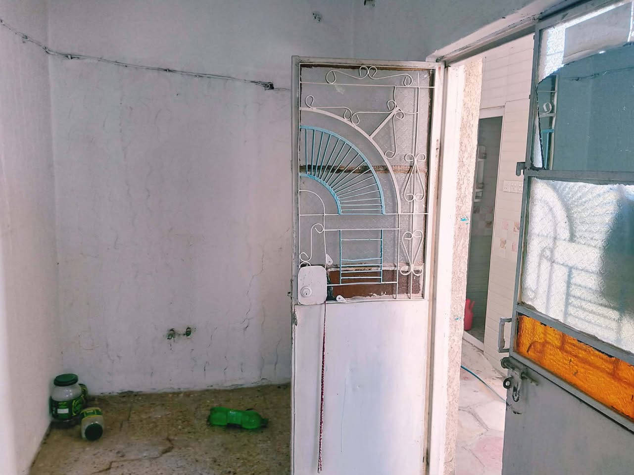 منزل للبيع...
نوع العقار / طابو صرف 

المساحة /205م 

البناء/طابوق والسقف مسلح صب كونكريت

التفاصيل /غرفتين نوم وصالة كبيرة واستقبال كبير ومطبخ كبير وصحيات داخليه وخارجية وحديقة صغيره أمامه ومنور خلفه كبير.

البيت مجهز بالكامل كهرباء وسخان وخزانات ماء اثنان و وخط مولد ذهبي .

جاهز للسكن خدمات كاملة 

العنوان /طويريج شارع البلدية محلة سيد حسين بجانب بيت شيخ عقيل والمولد نهاية سوق النساء مكان للسكن مناسب جدا.

السعر / 115 مليون
موبايل / ***********
              ***********
الأسيا واتساب واتصال للعلم وبخدمتكم
