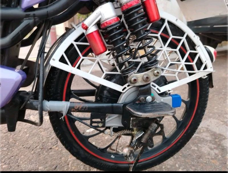 موطور شحن شركة الاخوين {بطاريات مستخدمه قليل} سرعه {70} الموطور نضيف السعر {300} قابل للتفاوض رقم واتساب {***********} او خاص
