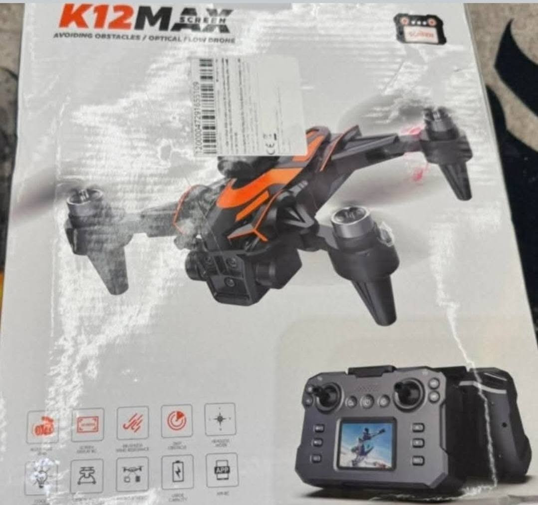 طائرة مسيرة (درون) من نوع K12 Max، وهي طائرة رباعية المراوح قابلة للطي ومزودة بكاميرا عالية الدقة. 
مواصفات طائرة K12 Max
تتميز هذه الطائرة بمجموعة من الخصائص التقنية 
الكاميرا: مزودة بنظام كاميرا 8K HD
 مع إمكانية النقل المباشر للصور عبر الواي فاي (FPV).
: تعمل بمحركات بدون فرش (Brushless)، مما يوفر طيراناً أكثر استقراراً وهدوءاً.
تأتي مع جهاز تحكم عن بُعد مزود بشاشة LCD مدمجة لمراقبة الطيران والتحكم.
تدعم نظام تجنب العوائق بـ 360 درجة، وتحديد الموقع بالتدفق البصري (Optical Flow) لضمان ثباتها في الهواء.
البطارية: تستخدم بطارية ليثيوم بجهد 3.7 فولت وسعة 1800 مللي أمبير.


**إذا كنت صاحب هذا الإعلان وتريد حذفه لأي سبب، رجاءا أرسل رسالة إلى الدعم الفني**