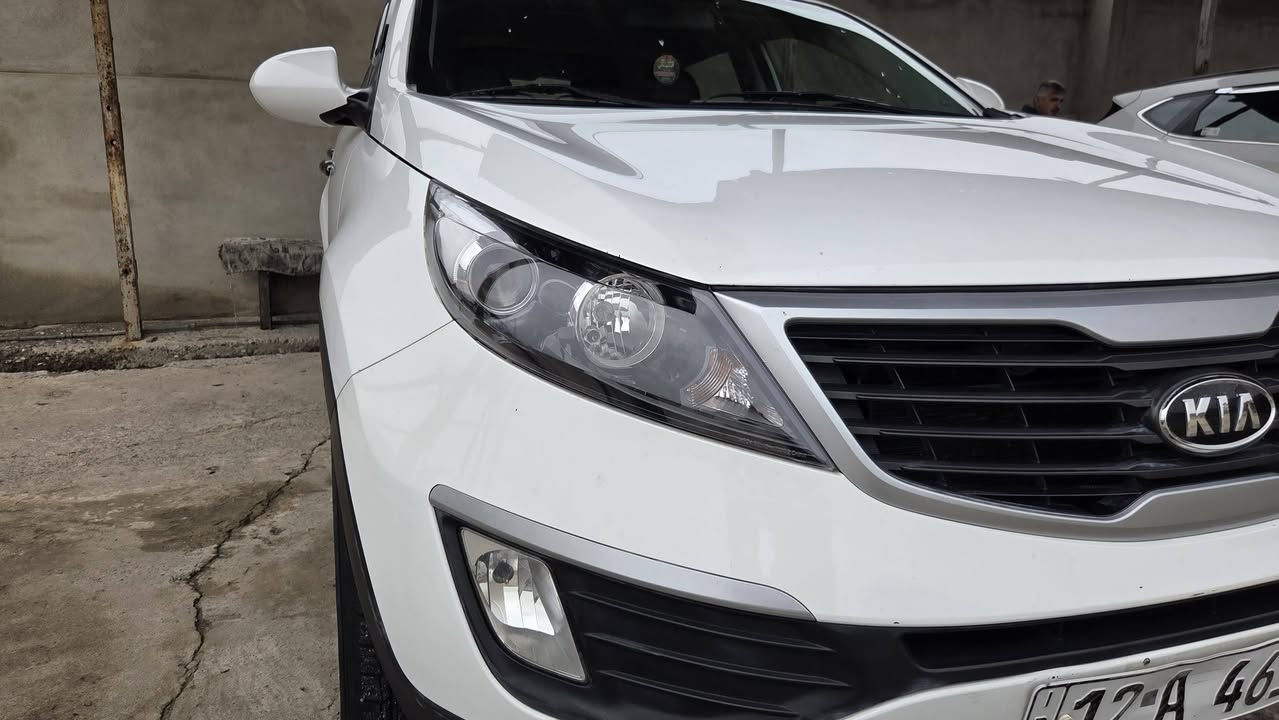 كيا سبورتج 2011 للبيع (نظيفة جداً)
​المواصفات:
​الموديل: 2011.
​المحرك: (2400) سي سي، كير ومحرك بشرط الفحص.
​اللون: ( أبيض).
​الضرر/الصبغ: (صبغ قبغ صندوق..بارد بالباب الايمن).
​الرقم: (نينوى 12) والسنوية (جديدة).هزة 2026
​التفاصيل الإضافية:
كاميرة دوارة وشاشة اندرويد 
​نظام دفع (دفع ثنائي 2WD).
​داخل السيارة نظيف جداً (جلد).
​تبريد ثلج، تدفئة شغالة.
​صدر ونظافة عامة (السيارة جاهزة من كلشي وما محتاجة برغي واحد).
سيرفس كامل للسيارة.طخم تايرات جديد تبديل دهن كير ودهن بريك وتنظيف كامل للمحرك مع حجرة الاحتراق والنوزلات والبلكات
​ماشية: (140000) كم.
​السعر: (138) وقابل للتفاوض بشيء بسيط.
المكان: الموصل.
​للتواصل والاستفسار:
يرجى الاتصال على الرقم: (***********)
أو المراسلة على الخاص.
