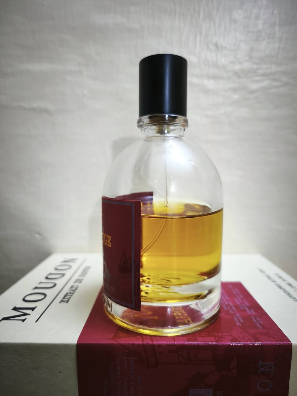 السعر ٦٠ الف 
حجم العطر ١٠٠ مل مستخدم كما موضح في الصورة 
ثبات وفوحان قوي جدا جدا جدا 
إفتتاحية العطر الكرز, اللوز و الورد; قلب العطر الروائح الشرقيه, الهيلوتروب, نوتات الفواكه, الفستق, الغاردينيا و الياسمين; قاعدة العطر تتكون من الفانيليا, حبوب التونكا, بلسم بيرو, خشب الصندل, أخشاب الغاياك, خشب الأرز, المسك و نجيل الهند.


**إذا كنت صاحب هذا الإعلان وتريد حذفه لأي سبب، رجاءا أرسل رسالة إلى الدعم الفني**