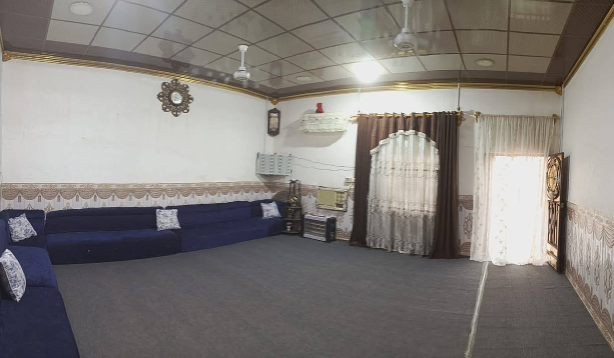 بيت لبيع المساحة الكليه 300 متر
غرف عدد 2  5 + 4
مطبخ 4+4
صاله 6+6
حمام داخلي  سيراميك ارضى و جداري
حوش 13+10
ترك 12+10
سقف سندويش 
بناء حديث
العنوان حي الخطوه قرب مسجد خطوة الإمام علي عليه السلام 
 البيت حواسم
مكلف بل نشر رقم صاحب الدار 
***********
