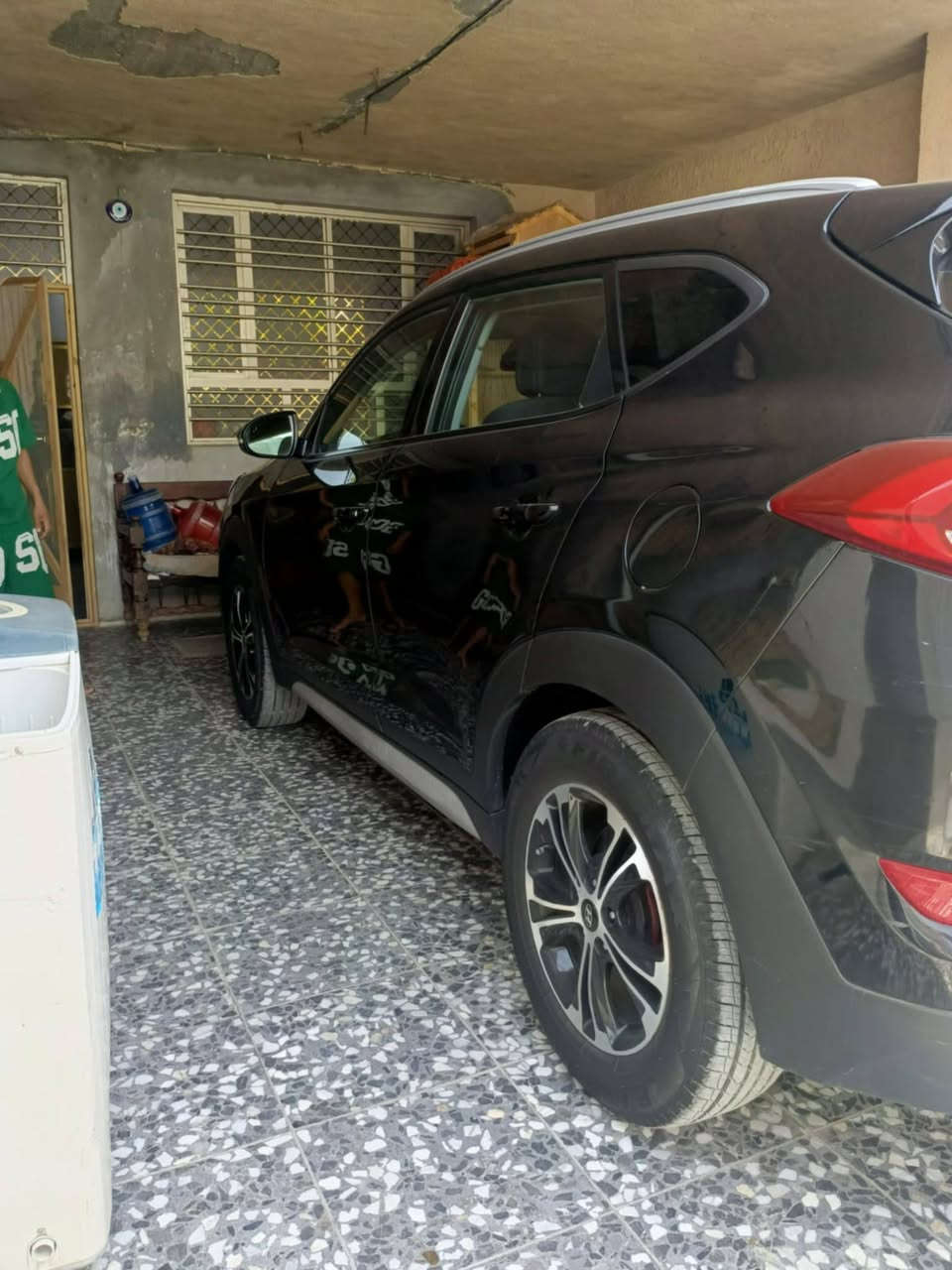 السلام عليكم مرة خصة صاحب لكروب للبيع توسان موديل 2017سيارة وارد امريكي محرك2000 جي دي اي مو دوش سيارة احلة من لصورة نضيفة لسيارة حادثها كلش بسيط موضح بل صور  سونار موجود مكان سيارة بغداد سبع لبور   سياة نقصها بس تبريد سعر128بيها مجال للطيبين اي استفسار اتصل عل رقم *********** رجاء مو شراي لا تتصل اعبر لمنشور
