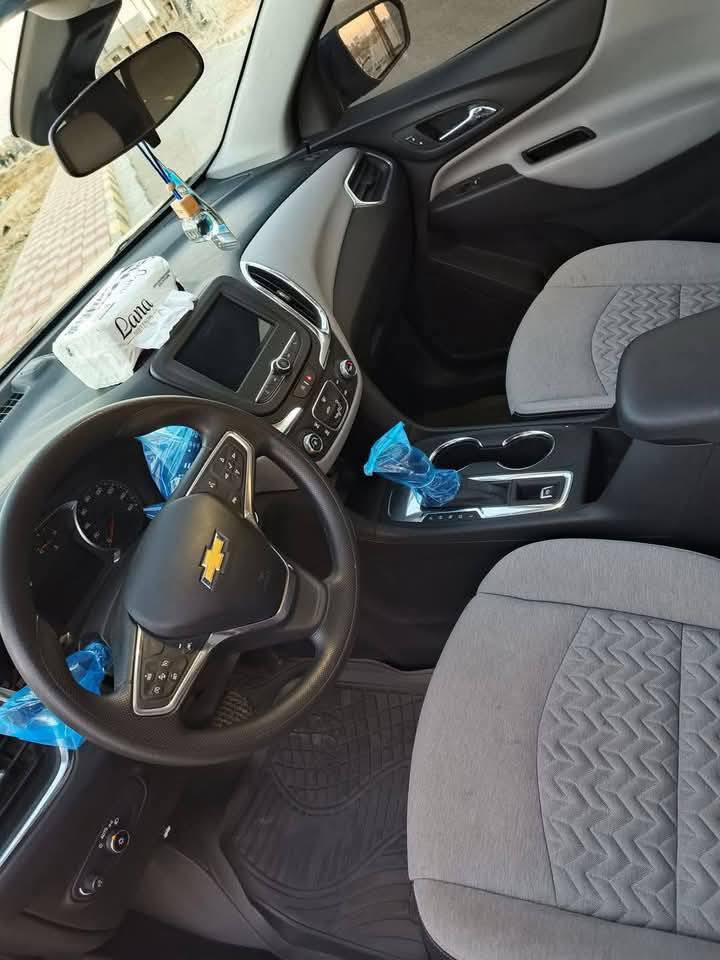 السلام عليكم شوفر كوينكس موديل 22 ماشيه 35 بسمي ضررها باب بصف السائق ومبدل من بالخارج نفس اللون السياره جديده كلش مابيها اي نقص تبريد ثلج تحديد مسار  امراوس مثلها أقل موديل حسب رايد فرق  او بيع للاستفسار الاتصال على الرقم التالي ***********
