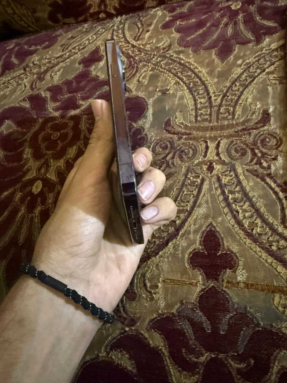السلام عليكم ايفون 14 برو ماكس شرق اوسط نضيف ذاكره 256 بطاريه 84 جهاز فقط مبدل شاشه جيدة وبيها فطر خفيف بالكلاس كارتونه مطابقه السعر 550/او مراوس مكاني بغداد حي اور *********** واتساب / اتصال
