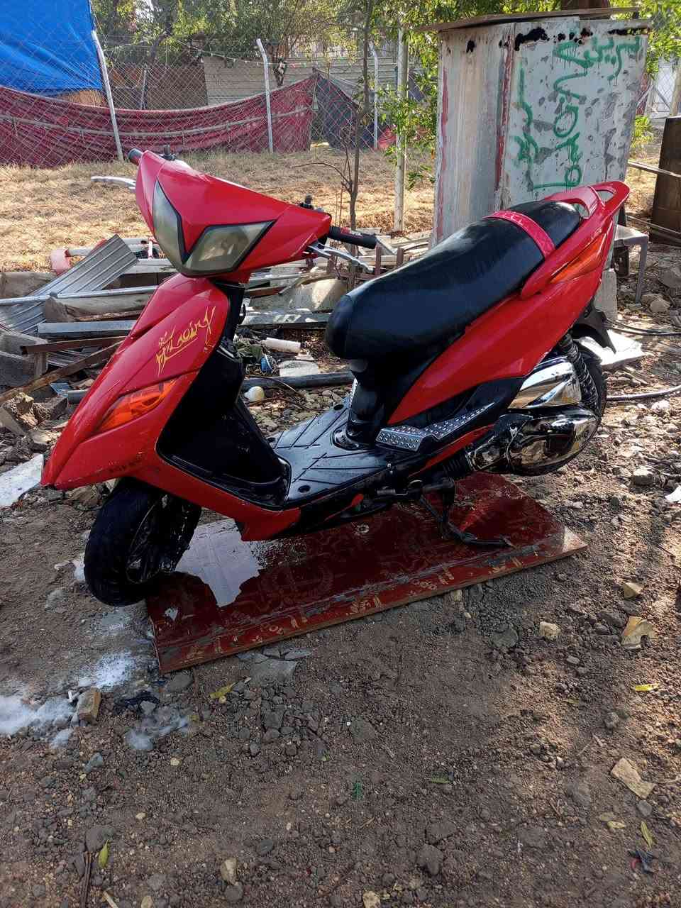 السلام عليكم دراجه ماكس ثعلب دراجة خير من الله مكينه ناعمه نكره سلف كلشي شغال بس الاشاير ميشتغلن والدبلات تعبانات العنوان بغداد الأمين الثانية ***********  السعر 400 وبيه مجال
