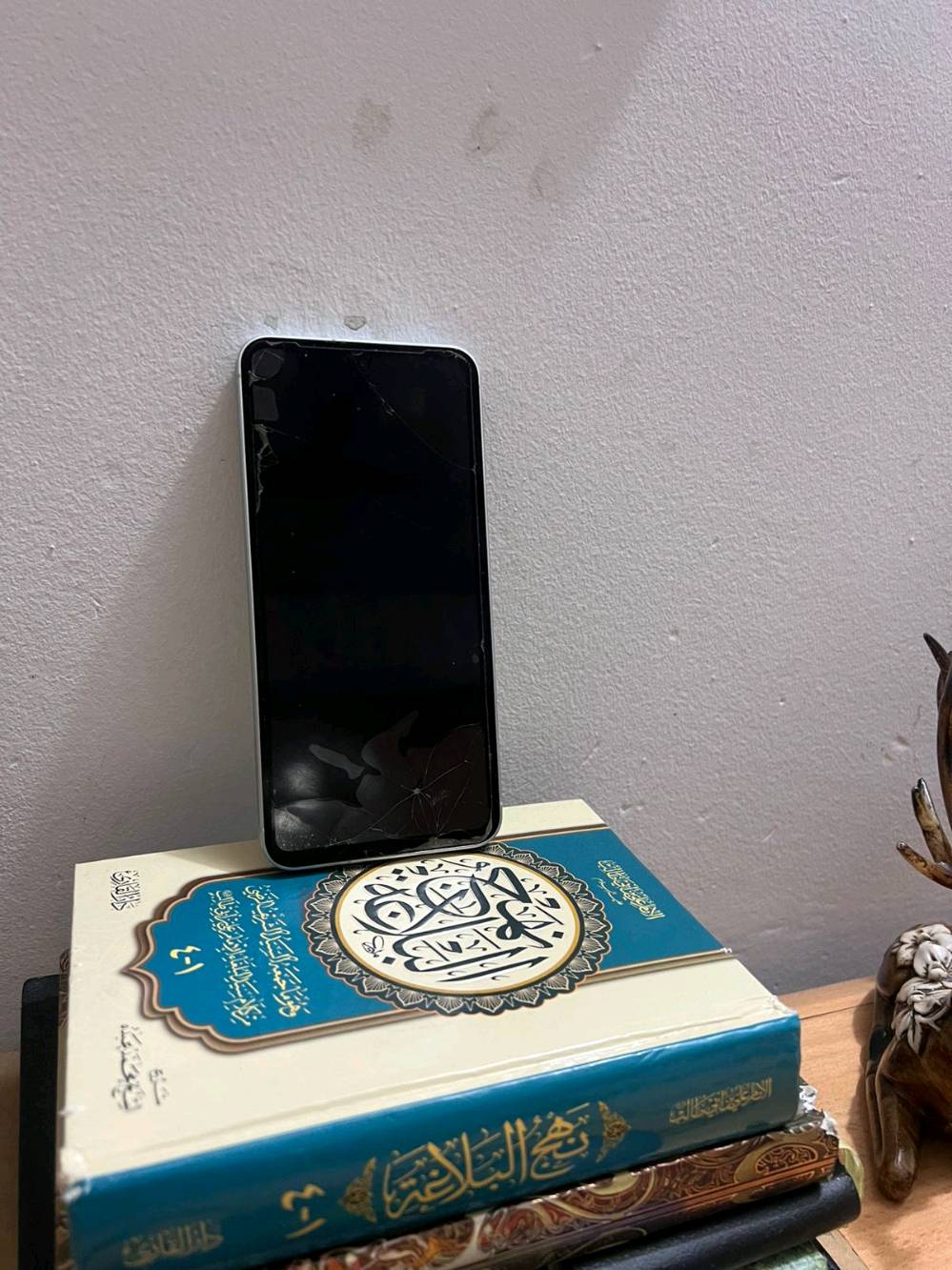 سامسونك A56 ذاكرة 256 عشوائية 8 الجهاز نظيفففف وجديد كلش استخدامي اله شهرين و اقل الشهرين حتى ويا الكارتونة والكفر مالته السعر 475 ويرهم مراوس بأيفون 13 وفوك مكاني بغداد الكمالية الي حاب يتواصل واتساب رقمي *********** لحد يكسر بلجهاز الي ميعرف مواصفاتة خلي يفتح الAi ويشوف بعينة الجهاز تره ب2025 نزل