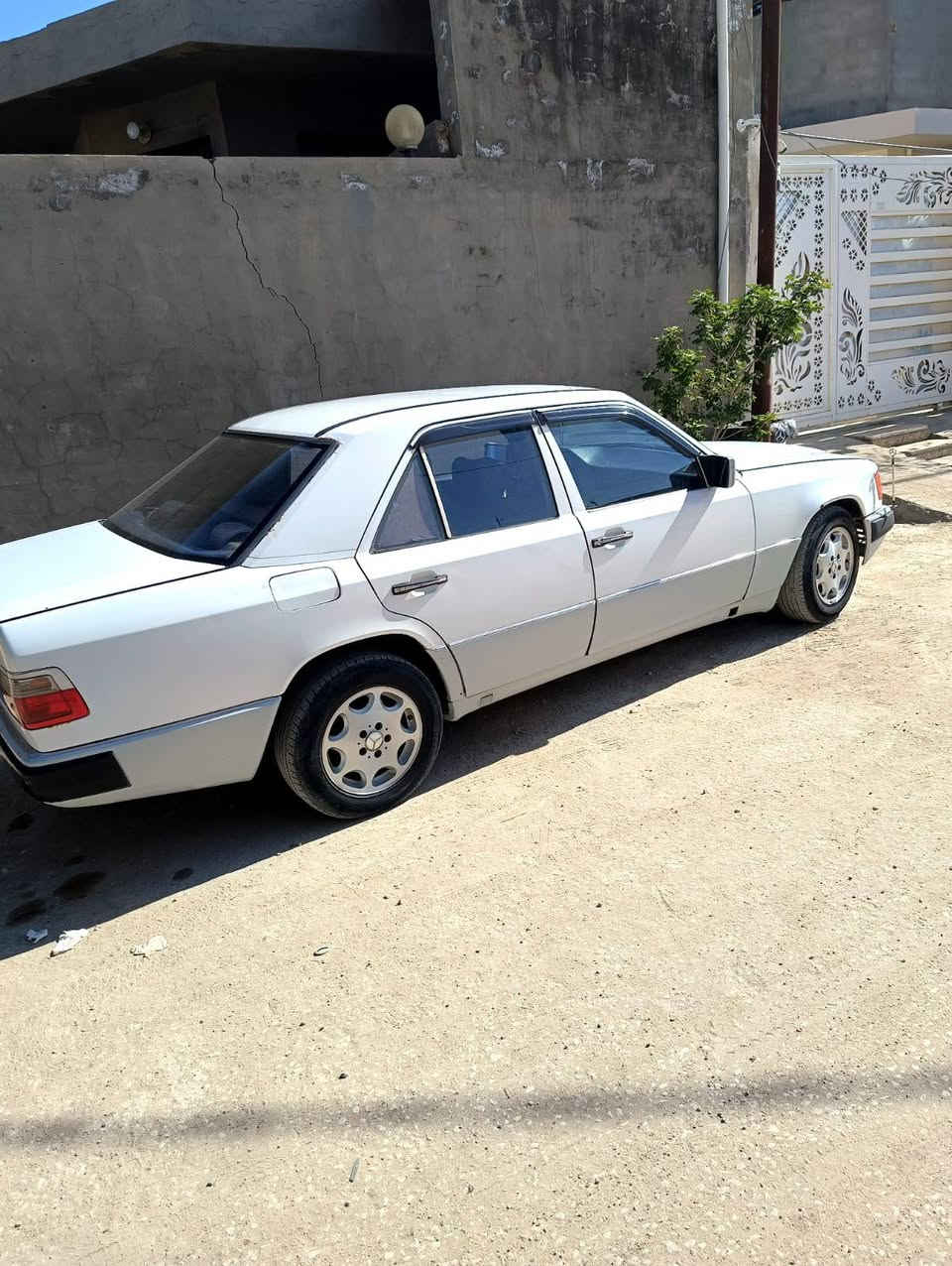 السلام عليكم
مرسدس دب للبيع E300 كير ومكينه بطه 2500ديلكو موديل 1991سياره مكفوله من الضربه رقم انكليزي بأسمي مكينه مكفوله من التنقيص والتبخير كير يأخر بالبگ 
حداديه 80بالميه 
باتري جديد 
السعرر 55وبيه مجال حك الجيه 
مكان السياره نجف 
رقم الهاتف***********/***********
