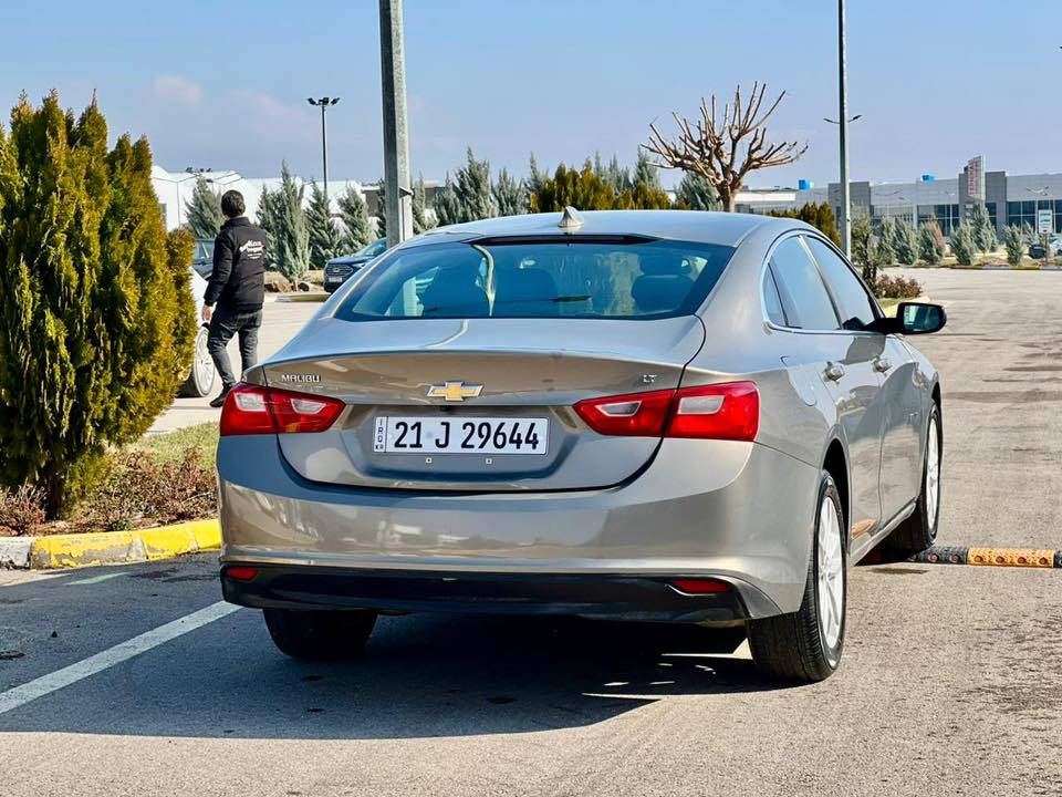 ماليبو موديل ٢٠١٧ 
لون ذهبي عداد امبالا مواصفاته فول عدا سلايد 
شاشه جبيره كشنات كهربائي تبريد مركزي تبريد منفصل السايق و الراكب
 گير و محرك بلاديات مامفتوح محرك ١٥ و توربو 
ماشيه ١٤٢ الف كيلو يعني ٨٠ الف مايل 
سياره كلش حلوه و مابيها اي نقص 
بيها ٣ قطع صبغ ( بونيت , جاملغ سايف , شويه من باب السايق ) 
و شويه عنده دواخل و ارباك سترين و برده طاك ، دشبول مطاك ، 
سياره حلوه و اقتصاديه و سعره كلش مناسب 
سعره ٩٧$ و مجال  ،، عنوان السياره سليمانيه 
رقم و واتساب ***********
