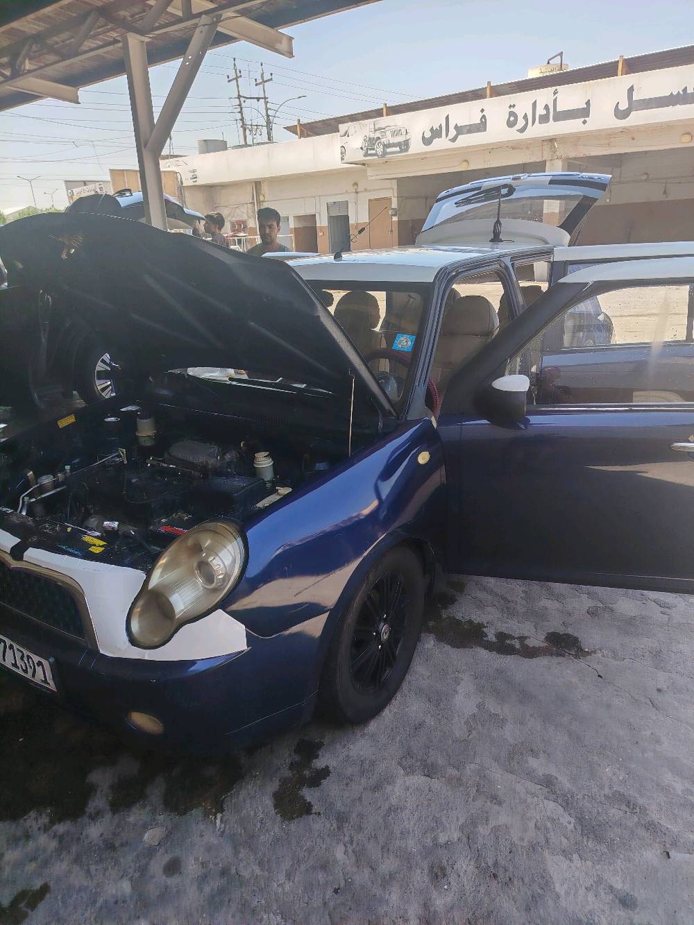 ليفان ٣٢٠
رقم نينوئ انكليزي
دعاميه دون دواخل 
وجاملق صبغ..اريد تكسي معارض وانطي فرق قسط ***********