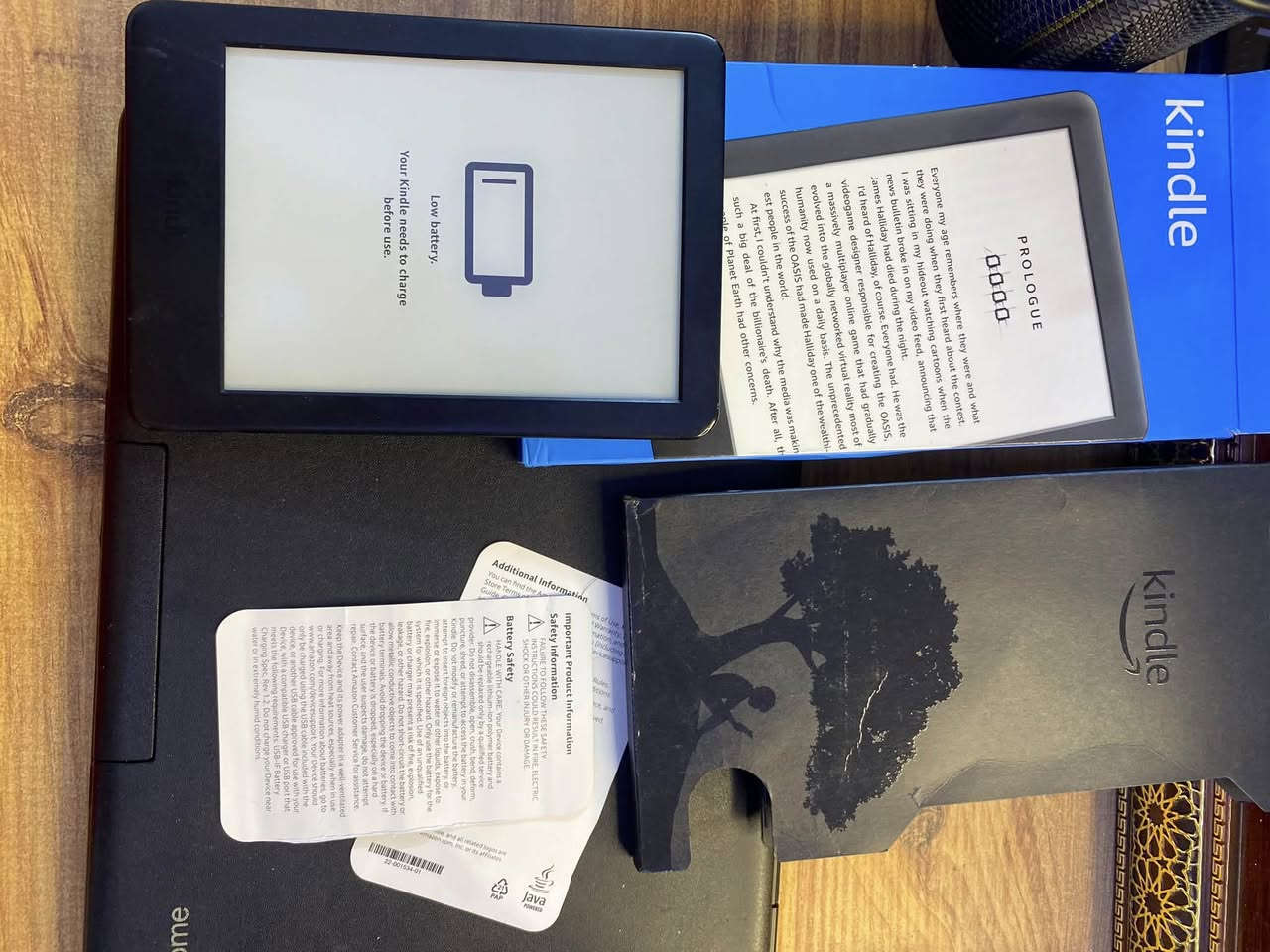 عش تجربة القراءة بذكاء.. كندل (Kindle) ينتظر قارئه الجديد 🌟
هل أنت من محبي القراءة وتبحث عن مكتبة متنقلة لا تأخذ حيزاً من حقيبتك؟ 
إليك الحل الأمثل مع جهاز  Amazon Kindle الغني عن التعريف!
- لماذا تختار هذا الكندل؟

جهازك الجديد ليس مجرد قارئ إلكتروني، بل هو بوابة لآلاف الكتب بين يديك، ويتميز بـ:
 - شاشة مريحة للعين: تقنية الحبر الإلكتروني (E-Ink) التي تمنحك تجربة قراءة تشبه الورق تماماً، دون إجهاد العين حتى تحت أشعة الشمس المباشرة.

 - خفة الوزن والتصميم: تصميم أنيق ومريح للحمل لفترات طويلة، مثالي للتنقل، السفر، أو الاسترخاء في المنزل.

 - بطارية تدوم طويلاً: قل وداعاً للقلق بشأن الشحن المتكرر؛ شحنة واحدة تكفيك لأسابيع من القراءة المتواصلة.

 مكتبتك في جيبك: سعة تخزينية تسمح لك بحفظ آلاف الكتب، لتكون رواياتك المفضلة وكتبك العلمية دائماً رهن إشارتك.

حالة الجهاز:
الجهاز المعروض في الصورة image.png يأتي مع كامل ملحقاته الأصلية، في حالة ممتازة، وجاهز تماماً لرفقتك في رحلتك القادمة بين السطور.
اجعل القراءة أسهل، أمتع، وأكثر تنظيماً.

للمهتمين بالشراء أو الاستفسار عن السعر، يرجى مراسلتي على الخاص.

‏أو الاتصال على الرقم *********** 

‏نسبة النظافة 90% 

#كندل #قراءة #كتب #مكتبة_متنقلة #Kindle #عشاق_القراءة #كتب_إلكترونية #فرصة .
