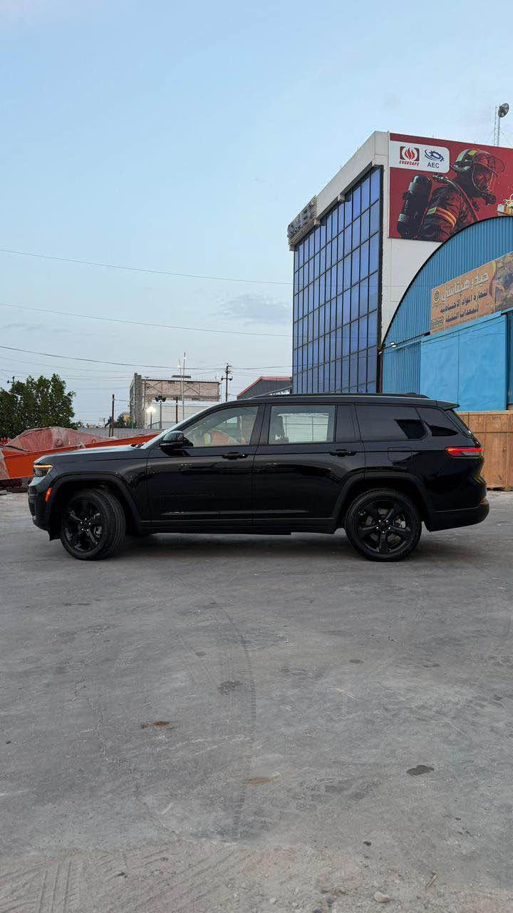 للبيع: جيب جراند شيروكي 2023 (7 راكب) - Black Edition

المواصفات الأساسية والفنية:

• الموديل: 2023 (الجيل الجديد WL).

• المحرك: 6 سلندر 3.6L Pentastar (CC 3.600).

• المسافة المقطوعة: 46 ألف كم (قابل للزيادة).

• اللون والمظهر: أسود ملكي (Black Top) - رينجات
سوداء حجم 20 إنش مع شبك أسود أصلية.

• نظام الدفع: 4x4 دفع رباعي مع أنظمة قيادة متعددة.

المواصفات التقنية والداخلية:

• الشاشات: شاشة لمس كبيرة تدعم Wireless Apple CarPlay & Android Auto + لوحة عدادات رقمية (Full Digital).

• التشغيل: نظام تشغيل عن بعد (Remote Start) + دخول ذكي بدون مفتاح (Keyless).

• التكييف: تكييف مركزي (قطعتين) مع لوحة تحكم خلفية منفصلة.

• التحكم: ناقل حركة دوار (قرص) + تحكم كامل من المقود (ستيرنج).

• المنافذ: مخارج شحن Type-C و USB أمامية وخلفية + مخرج كهرباء (AC 115V).

• المساحة: سيارة عائلية 7 راكب مع مرونة عالية في طي المقاعد.

أنظمة الأمان والراحة:

• الأمان: رادار أمامي، نظام الحفاظ على المسار (Lane Management)، وكاميرا خلفية عالية الدقة.

• الإضاءة: نظام LED بالكامل (أمامي وخلفي) مع إضاءة نهارية مميزة.

• المرايا: مرايا جانبية كهربائية مع خاصية التدفئة وتعتيم تلقائي.

• المساعدة: نظام المساعدة على منحدرات ونظام فرامل الطوارئ.

حالة السيارة والأوراق:

• التقرير: وارد حادث (سرقة فقط) - مفتوحة القطع ومرجعيها نفس قطع السيارة وكالة (نفس اللون) وبشرط الفحص.

• الرقم: رقم بصرة مميز (بإسمي الشخصي).

• الأوراق: سنوية جديدة وكاملة من كل شيء، والسيارة جاهزة للتحويل (تجي وتدلل).
• ⁠*********** البصرة, العراق
