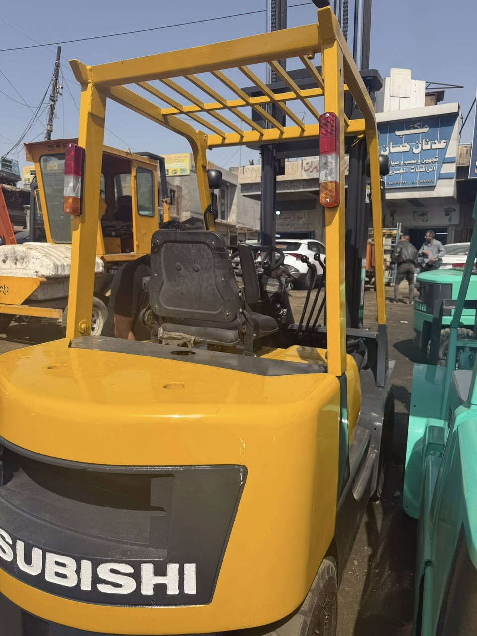 سلام عليكم للبيع رافعه شوكيه 2 ونص طن 3 حركات جاهزه العمل كل نقص مابيه مكاني بغداد باب الشيخ ***********
