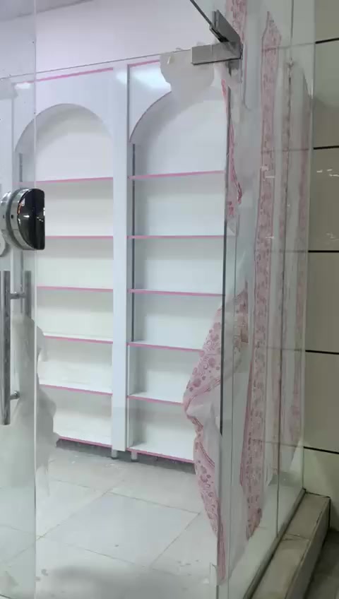 فاترينات ‏mdf تركي الاصلي للبيع شغل جديد بيهن انارة داخليه شغل درجة أولى عدد (١٤) فاترينه الارتفاع٢٧٠ والعرض ٩٠  السعر خاص 
الرقم ***********
