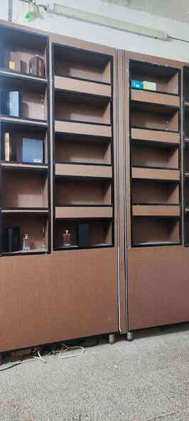 فاترينات للبيع 3 قطع الطول مترين ونص والعرض متر قطعتين مغلفات بديل الشيبورد للاستفسار الاتصال على الرقم ***********
