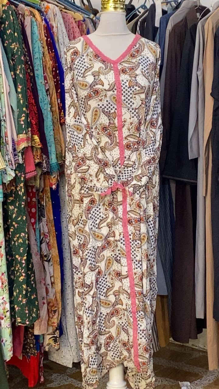 السلام عليكم وجبه جديده ودشاديش ومخاوير وكل قياسات موجوده ونظافه فول وتدللون علينه العنوان بهرز خلف السوك عماره حجي خلف وللاستفسار على رقم ***********
