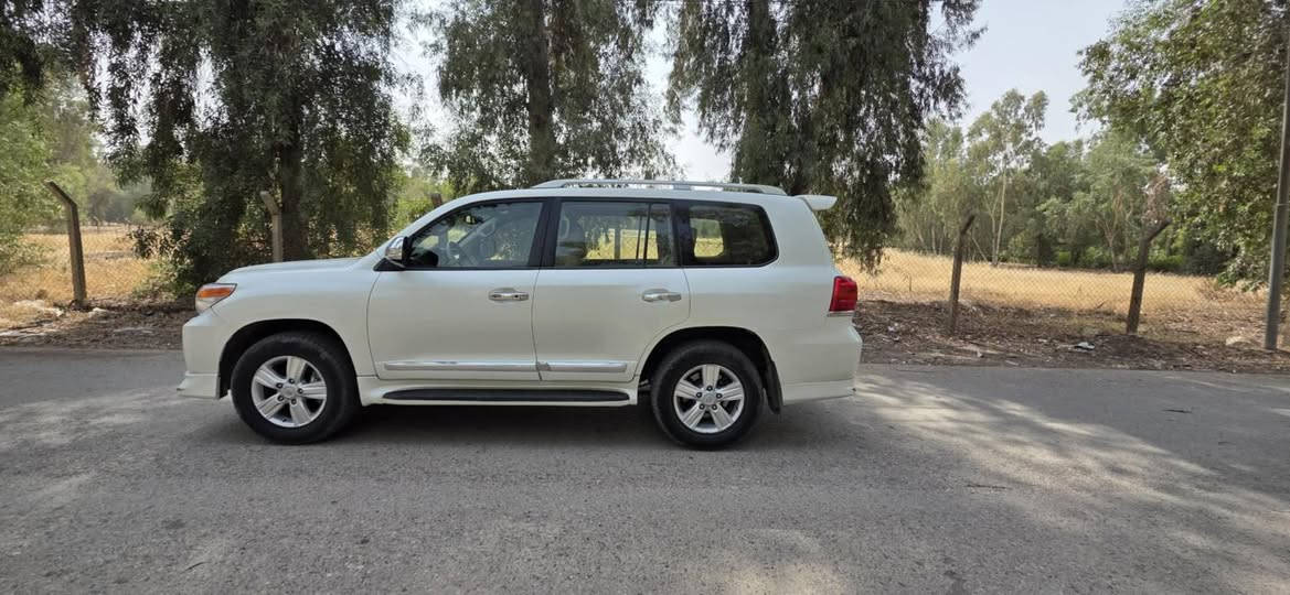 لاندکروزەر 2015 GXR فول مواسەفات 6پستن بۆیاخ عام  پاش و پێشی  هیچی نیە بەلایەکی دا،وەرگەڕاوە هەموو شتی نوێیە نیو سەقفی بۆیاخە نرخی 324وەرەقە ..هەولێر ***********  
لاند کروزەر 2015GXR فول ستة سلندر  سلاید مصبغ عام مكوبة بجم و خلفی كبس كلشی جدید سعرها 324ورقة ...اربیل *********** أربيل, العراق
