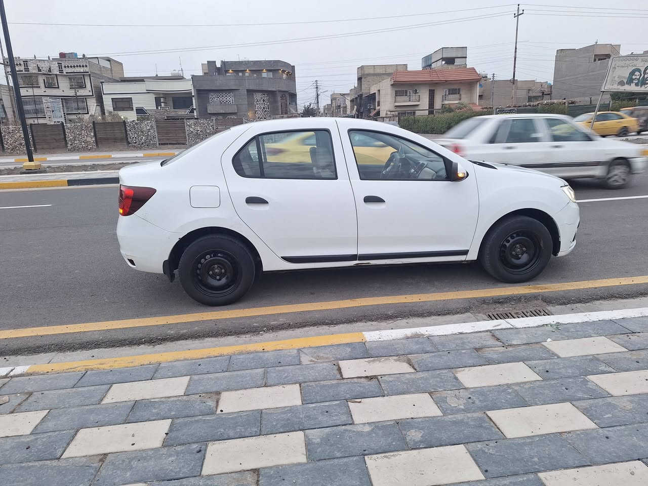 السلام عليكم
من رخصة الادمن المحترم رينو سيمبول ٢٠١٩ رقم بغداد بأسمي مكفولة من الصبغ بيه بارد بالباب ورصعات كير و محرك مكفولات تخم تاير باتري جديد السعر ٨٠ وبيه مجال 
*********** مكان البلديات
